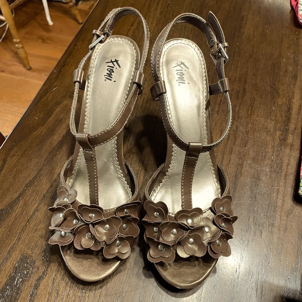 Women’s Fioni shoes size 8.